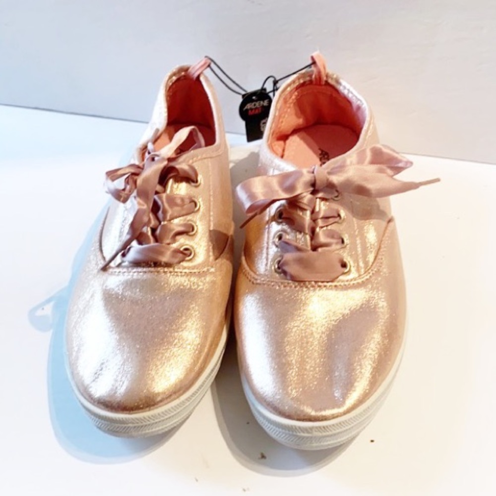 💟 SALE $10 🆕  Pink Sparkly Lace Up Sneakers!!!